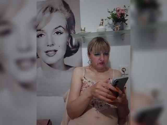 Lady_in_Red webcam