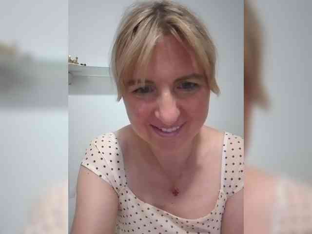 Lady_in_Red webcam