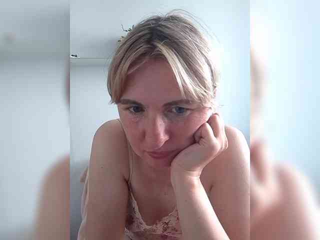 Lady_in_Red webcam