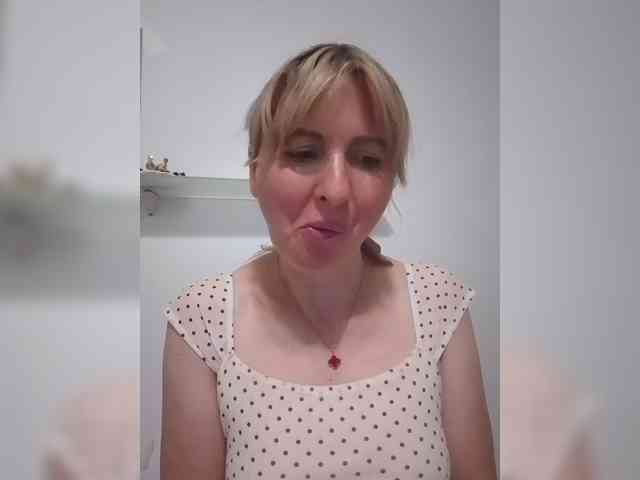 Lady_in_Red webcam