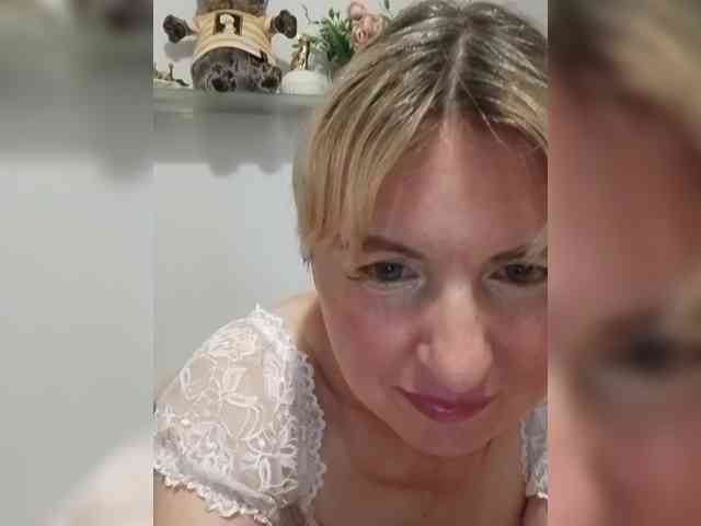 Lady_in_Red webcam