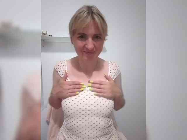 Lady_in_Red webcam