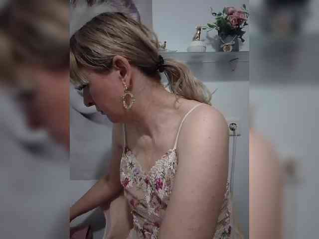 Lady_in_Red webcam