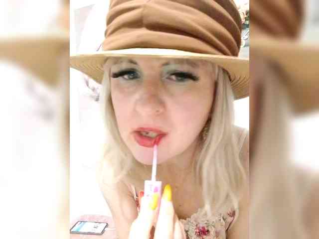 Lady_in_Red webcam