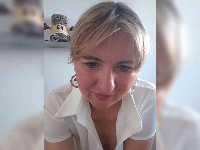 Lady_in_Red webcam