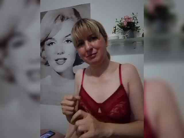 Lady_in_Red webcam