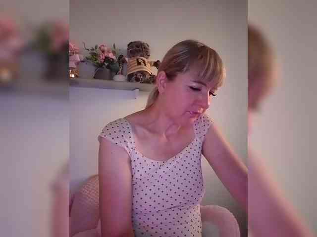 Lady_in_Red webcam