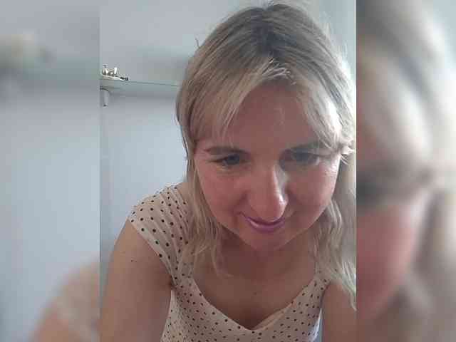 Lady_in_Red webcam