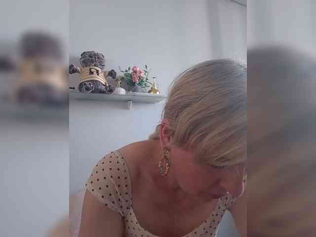 Lady_in_Red webcam
