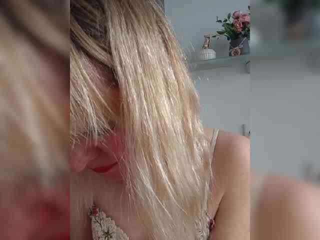 Lady_in_Red webcam
