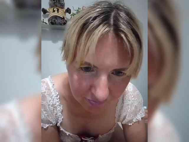 Lady_in_Red webcam