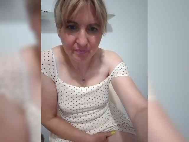 Lady_in_Red webcam