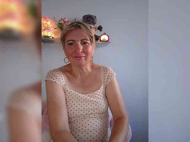 Lady_in_Red webcam