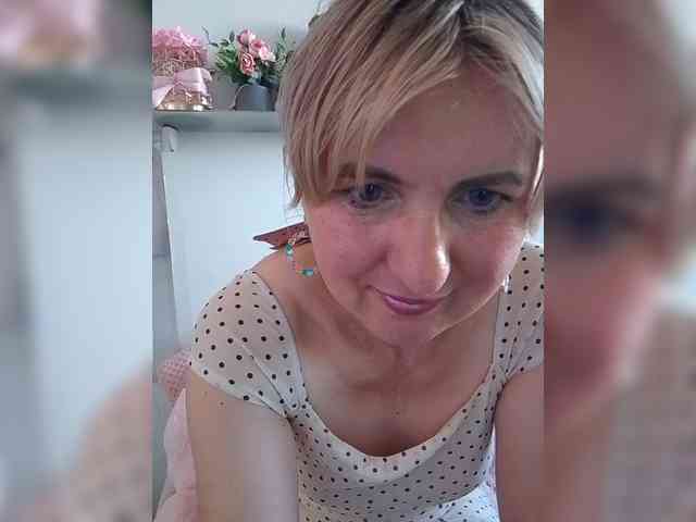 Lady_in_Red webcam