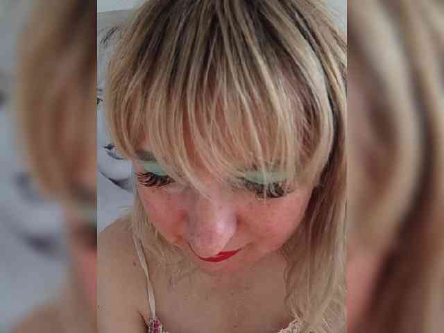 Lady_in_Red webcam