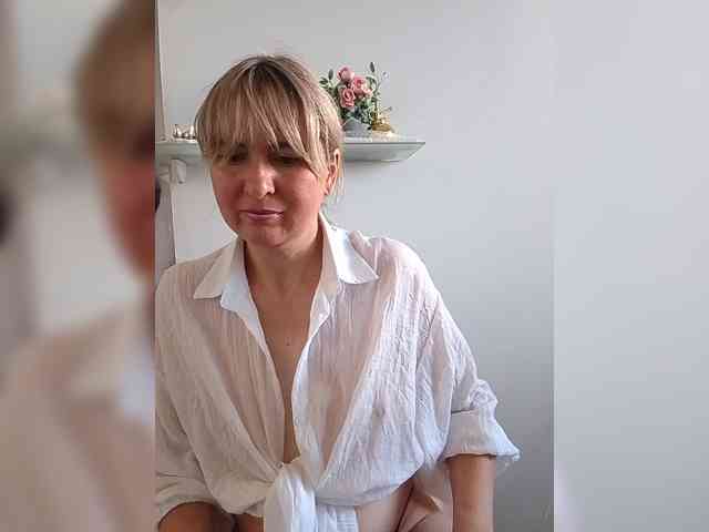 Lady_in_Red webcam