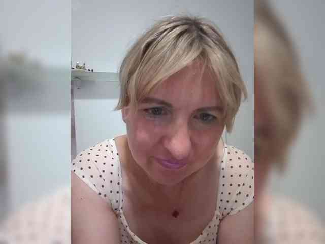 Lady_in_Red webcam