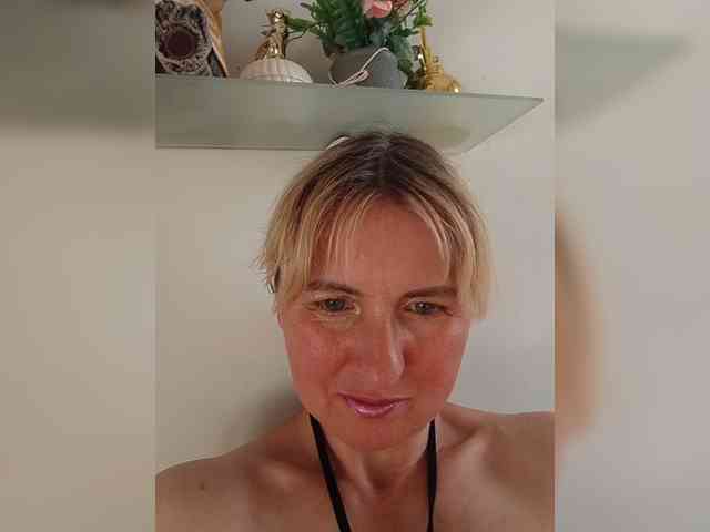 Lady_in_Red webcam