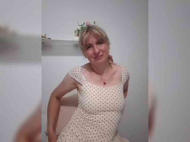 Lady_in_Red webcam