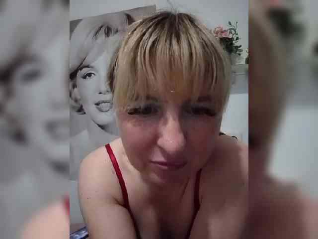 Lady_in_Red webcam