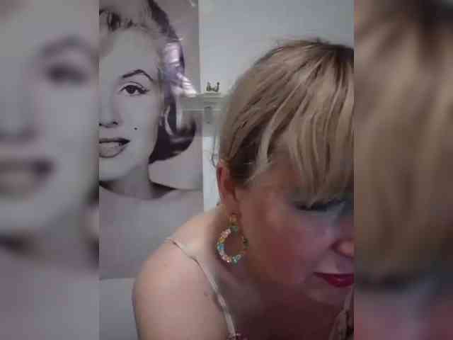 Lady_in_Red webcam
