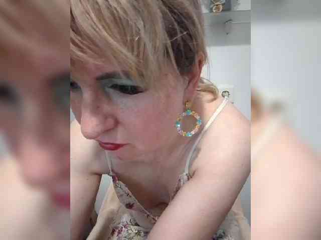 Lady_in_Red webcam