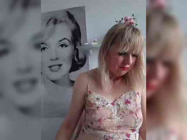Lady_in_Red webcam