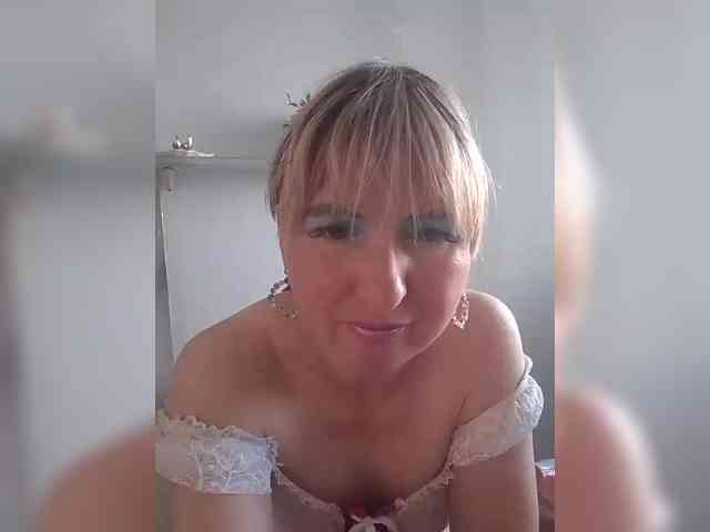 Lady_in_Red webcam