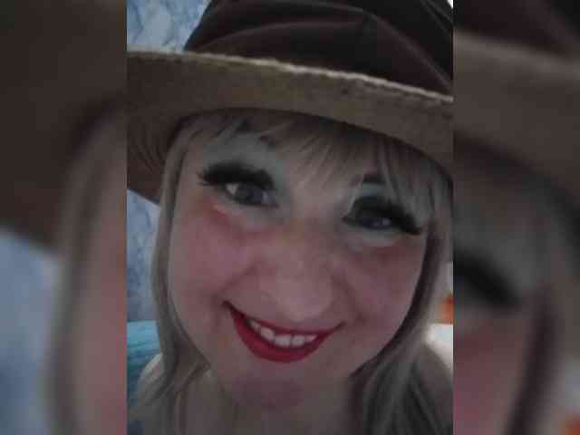 Lady_in_Red webcam