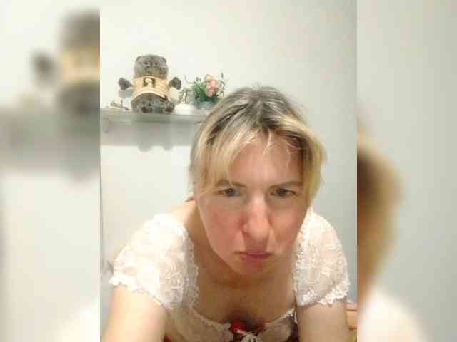 Lady_in_Red webcam