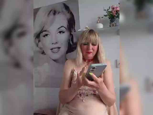 Lady_in_Red webcam