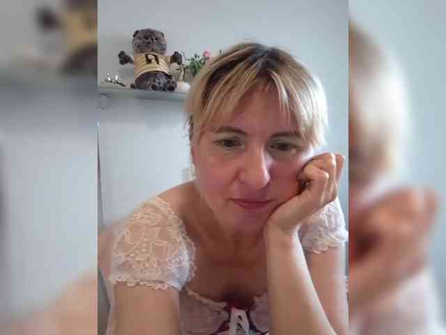 Lady_in_Red webcam