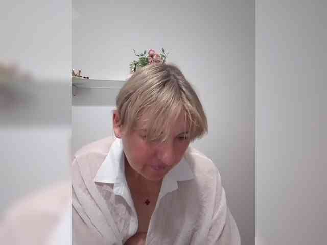 Lady_in_Red webcam
