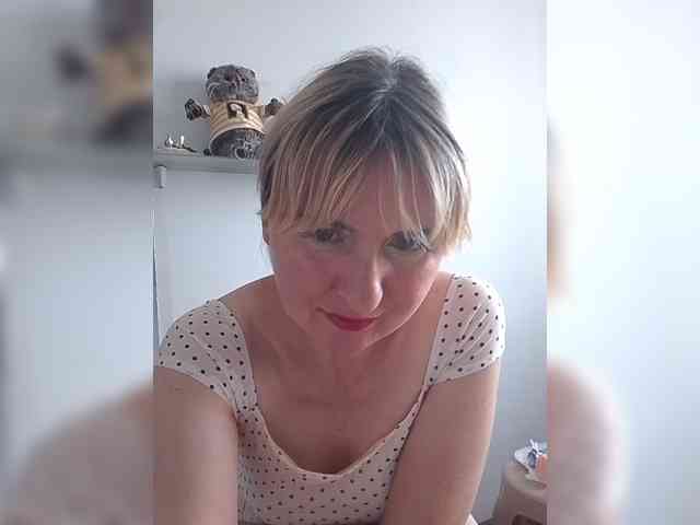 Lady_in_Red webcam