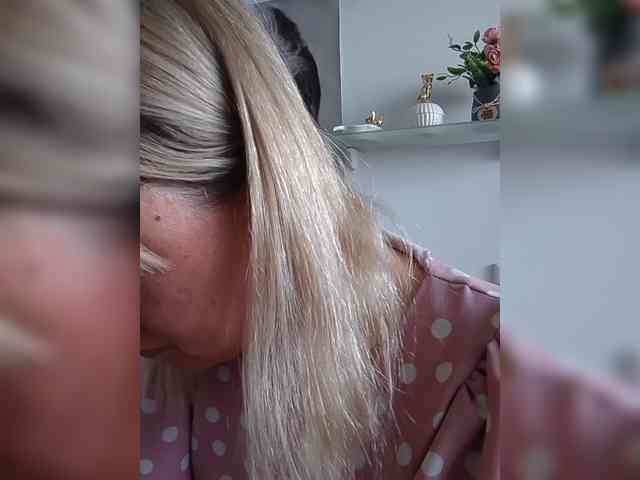 Lady_in_Red webcam