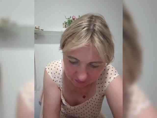Lady_in_Red webcam