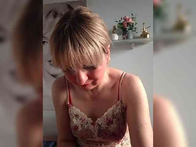 Lady_in_Red webcam