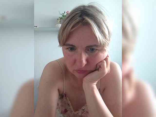 Lady_in_Red webcam