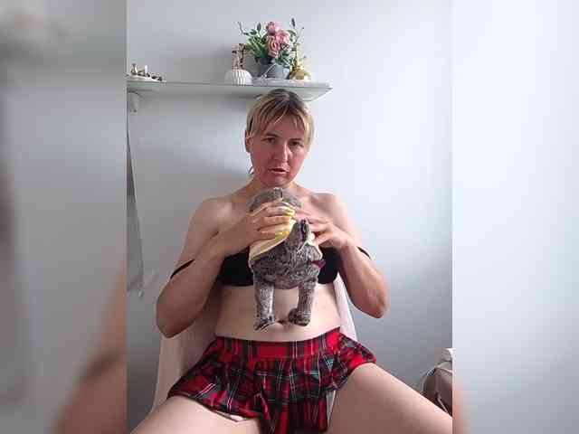 Lady_in_Red webcam