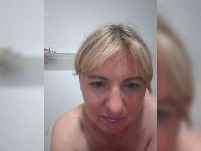 Lady_in_Red webcam