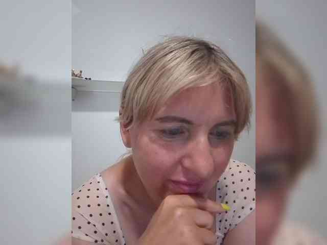 Lady_in_Red webcam