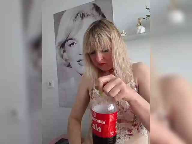 Lady_in_Red webcam