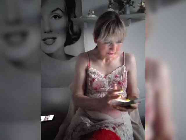 Lady_in_Red webcam