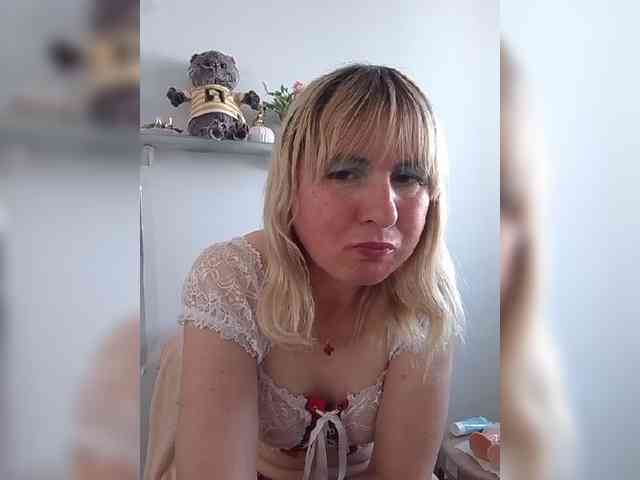 Lady_in_Red webcam
