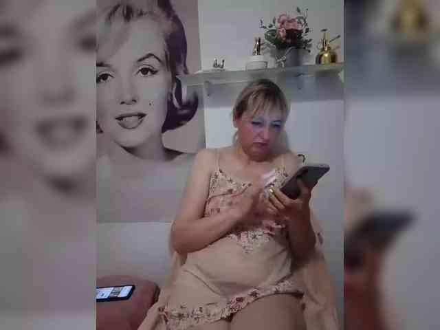 Lady_in_Red webcam