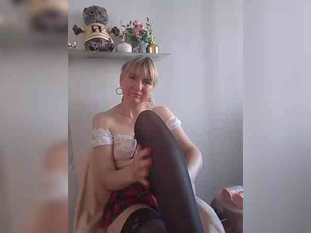 Lady_in_Red webcam