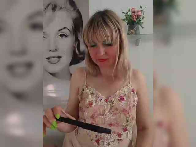 Lady_in_Red webcam