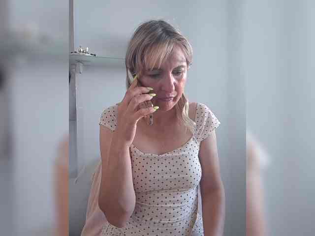 Lady_in_Red webcam