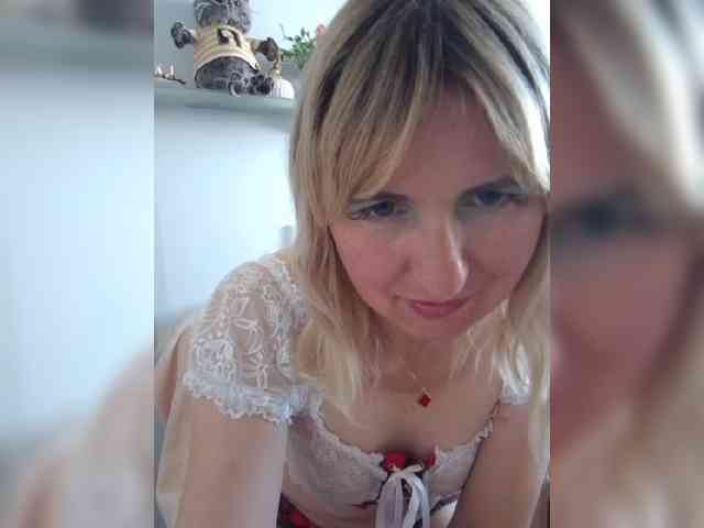 Lady_in_Red webcam
