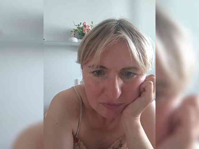 Lady_in_Red webcam